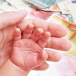 Τη Μεγάλη Τρίτη η καταβολή για το αυξημένο επίδομα γέννησης: 58.912 μητέρες θα λάβουν αναδρομικά 36.247.500 ευρώ
