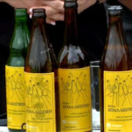 Μαθητές λυκείου στις Σέρρες παράγουν τη δική τους μπύρα και ποτό με μέλι