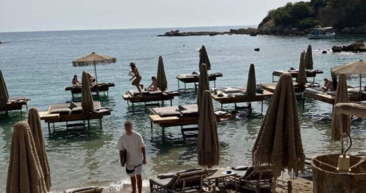 Ρόδος: Άμεση σφράγιση του beach bar με τις ξαπλώστρες στη θάλασσα, αποφάσισε ο δήμος