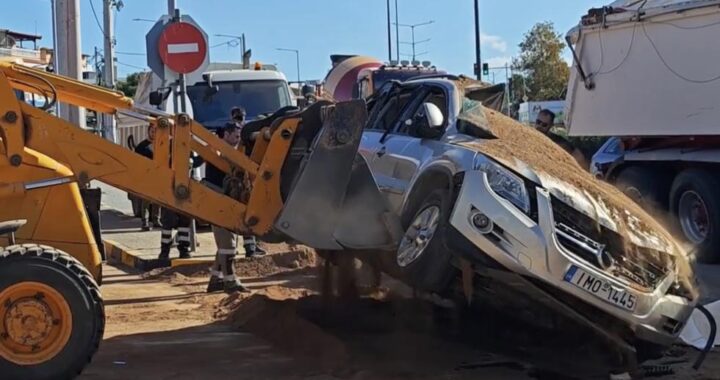 Φορτηγό με χώματα «έλιωσε» αυτοκίνητο